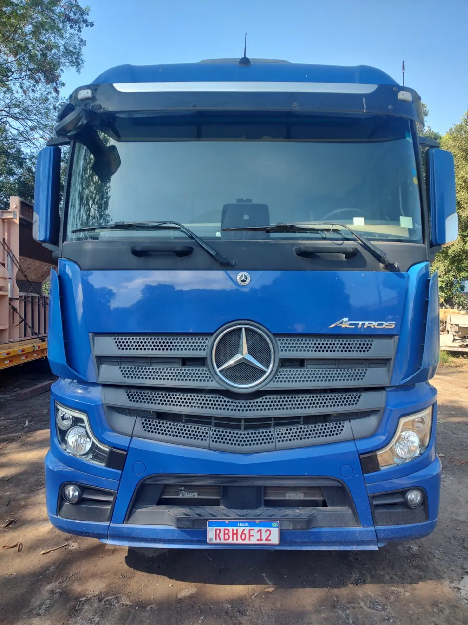 Vista frontal do caminhão Mercedes-Benz Actros azul da frota