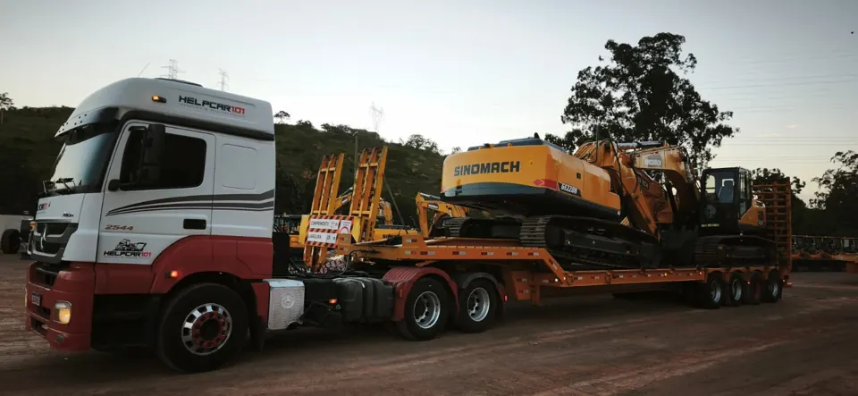 Caminhão Mercedes Axor 2544 da HELPCAR 101 com escavadeira Sinomach carregada