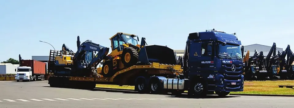 Caminhão Mercedes Actros azul da HELPCAR 101 com escavadeira Volvo e pá carregadeira em prancha