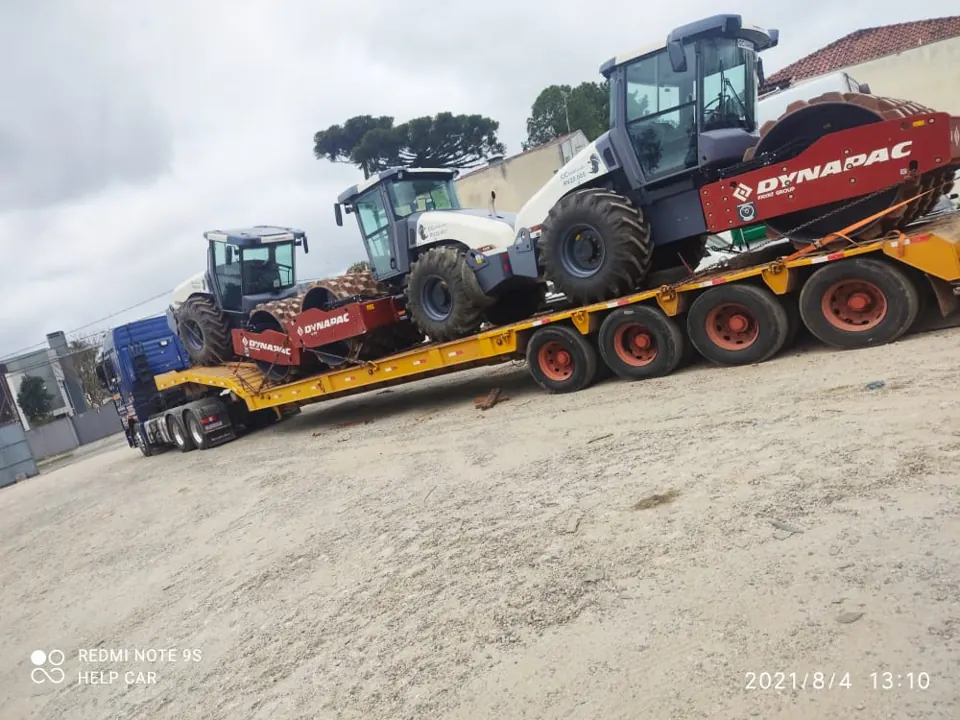 Prancha extensiva carregada com três rolos compactadores Dynapac