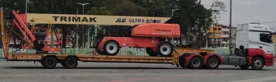 Prancha transportando plataforma articulada JLG Ultra Boom da Trimak